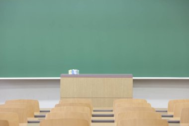 boş sınıf interneti yeşil karatahtayla