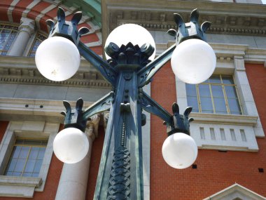 Beş yuvarlak cam küreden oluşan dekoratif sokak lambası.