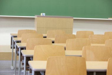 boş sınıf interneti yeşil karatahtayla