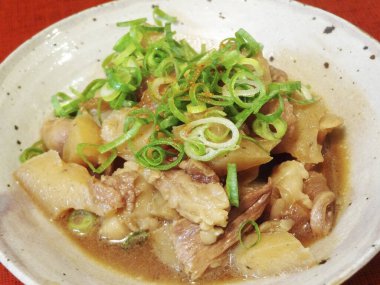 Yeşil soğanla süslenmiş Japon sığır eti güveci