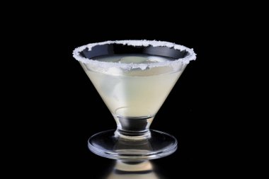 Koyu arkaplanda cam karışımının yakın plan görüntüsü       