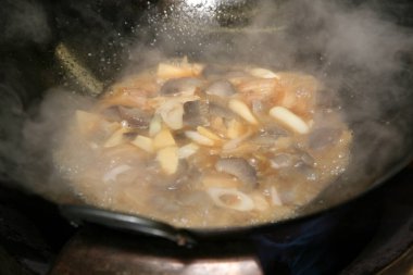 Lezzetli yiyeceklerin yakın görüntüsü, kızartma tavasında pişirilen deniz ürünleri. 