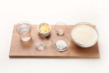 Tahtada pişirmek için gerekli malzemeler.