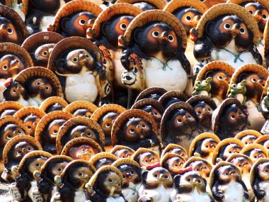 Asya bahçesine yerleştirilmiş eski heykeller, detaylı görünüm