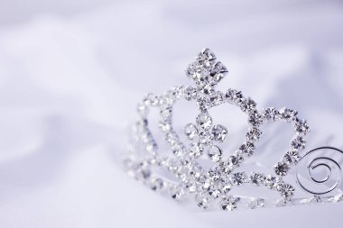 Beyaz arkaplanda gümüş kaplama