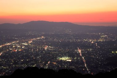 Gün batımında şehrin dağ manzarası. 