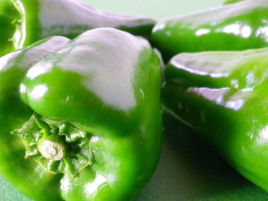 Taze organik yeşil dolma biber, yakın plan.