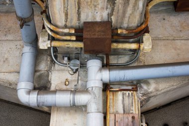 Beton yüzeydeki borular ve montajlar