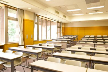 Modern bir üniversitenin içinde.