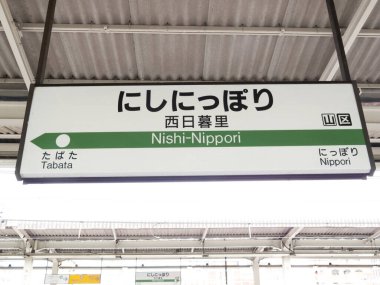 Şehirde Çince sembollü tabela görüntüsü