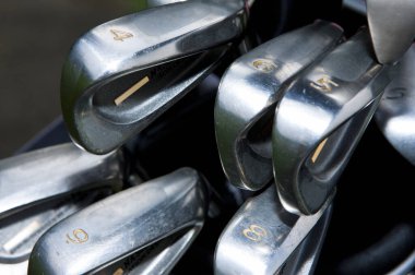 Arka plandaki golf kulübündeki golf sopalarının yakın çekimi.