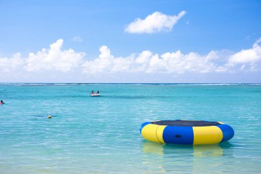 Denizde renkli şişme yatak.