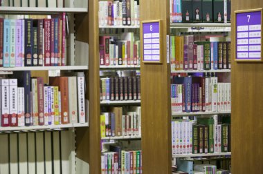 Kütüphane kitabı, eğitim geçmişi