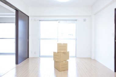 Modern ev içinde ahşap zemin olan boş beyaz kutular.