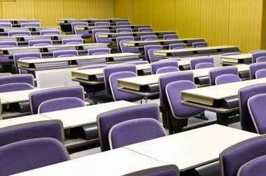 Masalar ve sandalyeler ile boş okul sınıf 