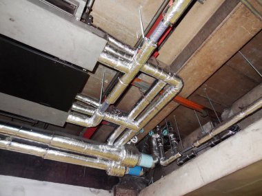 Endüstriyel sanayi enerji santralinde bulunan ekipman, tüpler ve borular.