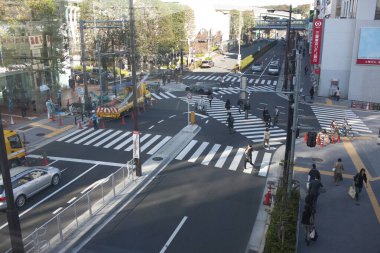 yoğun bölünmüş otoyol yemyeşil ağaçlar ve trafik her iki yöne de ilerliyor  