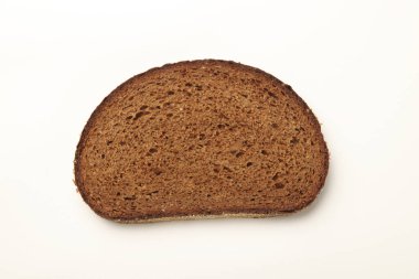Kahverengi çavdar ekmeği dilimi açık arkaplanda izole edilmiş