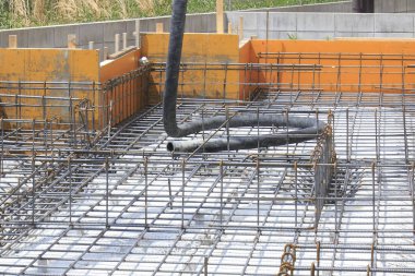 İnşaat alanı çelik iskeletine dökülen betonu gösteriyor