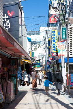 Tokyo caddesinde yürüyen insanlar