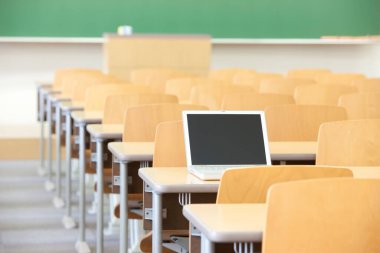 boş sınıf interneti yeşil karatahta ve dizüstü bilgisayarlı 