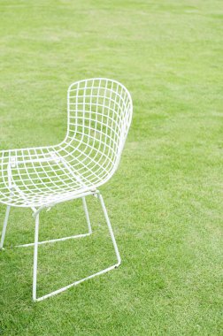 Bahçedeki yeşil çimlerin üzerinde beyaz sandalye           