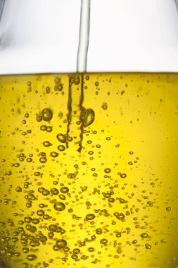 Altın yağ, cam kabın içinde kabarcıklar oluşturur.