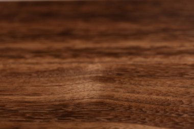 Koyu kahverengi ahşap desenli.