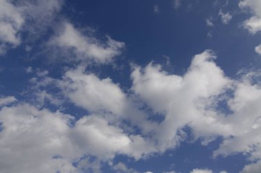 Mavi gökyüzü ve beyaz bulutlar. beyaz bulutların arkaplanı