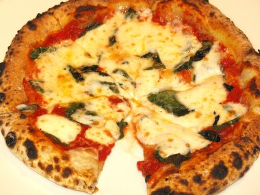 Pizza margarita. Yakın çekim. 