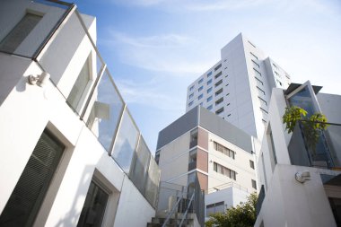Modern şehir mimarisi gündüz görünümü 