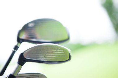 Golf kulübündeki golf sopalarının yakın plan çekimleri.