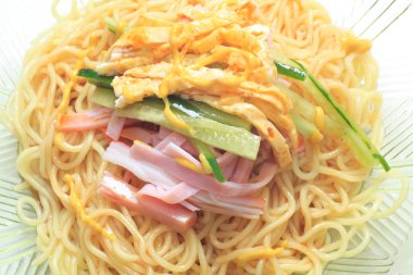 Salatalık ve sosisli baharatlı şehriye, Tayland yemeği.