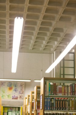 Üniversite kütüphanesi içi kitap rafları ve mobilyalarla dolu