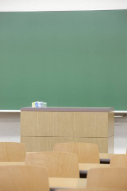 boş sınıf interneti yeşil karatahtayla
