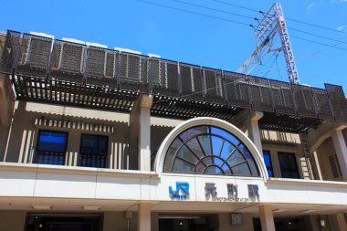 Japonya 'daki tren istasyonu manzarasında harfler var.