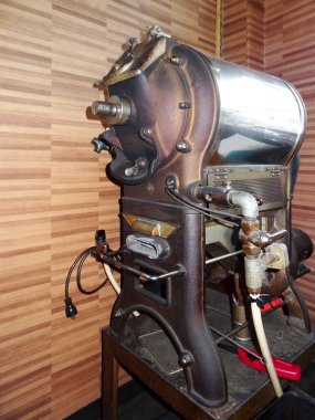 Klasik endüstriyel kahve kızartma makinesi içeride duruyor.