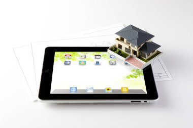 ev modelleri ve tablet masada, sigorta konsepti 