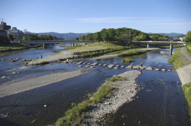 Yeşil dağlarda nehir üzerinde köprü