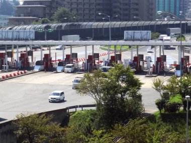 Gündüz trafiğinde kalabalık gişelerden geçen arabalar