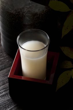 Japon geleneksel alkol içeceği sake yapraklarından yapılır. Harika.