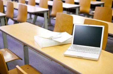 boş modern sınıf ve masaüstü bilgisayarı