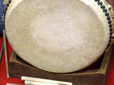 Yakın plan, geleneksel davulların tahta kutunun içinde dinlendiğini gösteriyor.