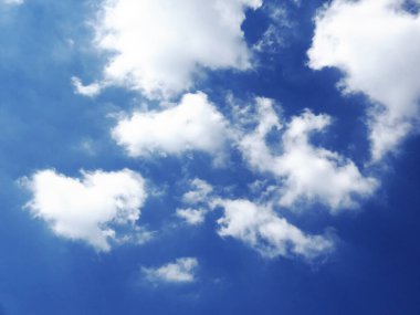 Küçük bulutlu güzel mavi gökyüzü manzarası