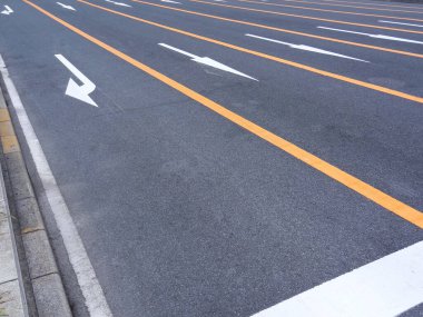 Sokakta asfalt yolda trafik işaretleri