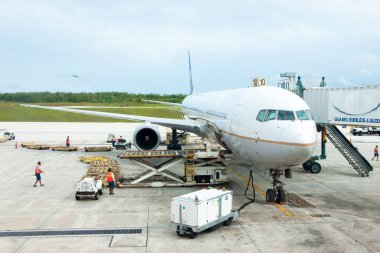 Yer ekibi kargoyu Antonio B 'deki bir uçağa yüklüyor. Guam 'daki Uluslararası Pat Havaalanını kazandı.