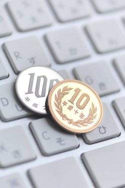 Klavyedeki bozuk paralar kapanıyor.