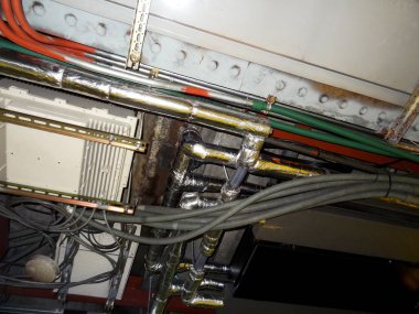 Evin tavanındaki elektrik kablolarını kapatın. 