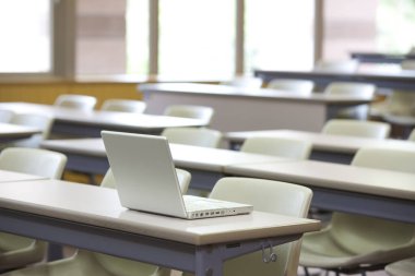 boş modern sınıf ve masaüstü bilgisayarı