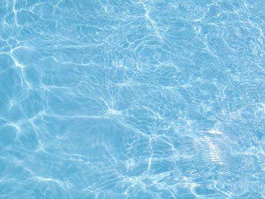 Mavi su yüzeyindeki dalgalanma